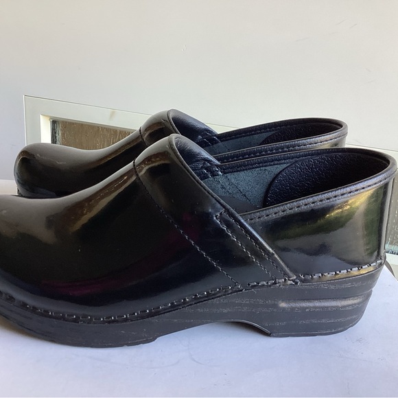 Dansko Glossy Black Leather Clogs Women's Size US 7 EU 38 - Picture 2 of 9